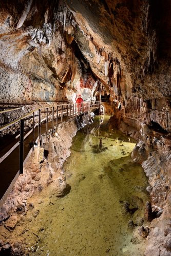 Grotte de Limousis (Aude) - Le Grand lac et sa passerelle(SP-21-0884)